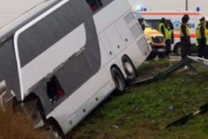 ACCIDENT teribil. Nouă RĂNIŢI grav, după ce AUTOCARUL în care se aflau s-a RĂSTURNAT