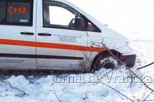 O ambulanţă a rămas blocată în zăpadă la Dumitreşti