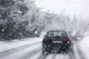 Prima ninsoare din România – Maşini înzăpezite şi probleme în mai multe judeţe