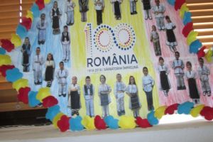 FOTO: Simpozionul Regional ,,Copilăria la porţile Cetăţii Alba Carolina” dedicat celebrării Centenarului Unirii. Cadouri pentru România din partea copiilor preşcolari din Alba Iulia