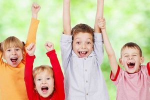 7 sfaturi pentru părinţii care vor un copil fericit la şcoală şi acasă