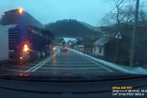 Şofer de autocar, filmat în timp ce depăşeşte în orb, în „curba morţii” de la ...