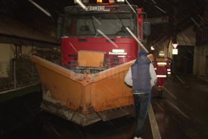 Un utilaj de deszăpezire abia ieşit pe traseu a provocat un accident, într-o intersecţie