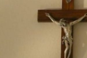 Totul o ia razna! Adio crucifixelor din şcoli pentru a NU deranja musulmanii. Salvini FURIOS