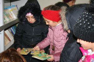 Caravana prin care elevii romi sunt încurajaţi să citească a ajuns la Budacu de Jos (FOTO)