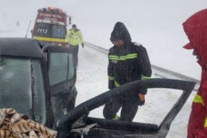 VREMEA rea face noi VICTIME. Trei RĂNIŢI grav în urma unui ACCIDENT în lanţ