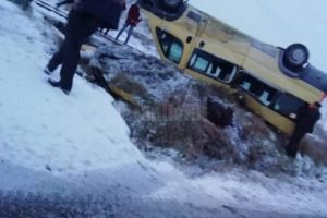 Un microbuz s-a răsturnat lângă calea ferată, la Horodnic
