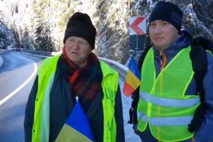 A trecut prin Cheile Bicazului, basarabeanul care a pornit pe jos din Bălţi spre Alba Iulia pentru a sărbători Centenarul