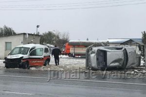 FOTO-ULTIMĂ ORĂ: Două maşini s-au răsturnat la Popesti pe DN2 E85