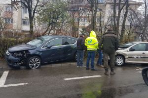 Patru maşini implicate într-un accident pe o stradă din Bistriţa (FOTO)