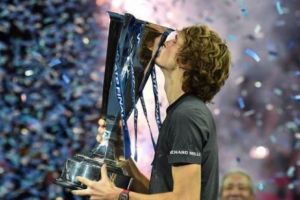 Mare SURPRIZĂ la Turneul Campionilor. La 21 de ani l-a ÎNVINS pe Novak Djokovici şi a câştigat TROFEUL