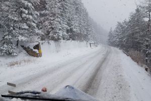 Cinci TIR-uri au derapat în Harghita, din cauza zăpezii. Drumuri blocate şi circulaţie îngreunată în urma ninsorii abundente