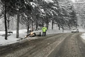 Maşină de poliţie ieşită în decor, la Brădet