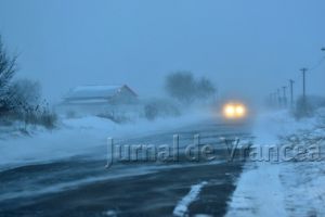 ULTIMĂ ORĂ: Un microbuz şi 4 autoturisme, blocate la Garoafa în zăpadă