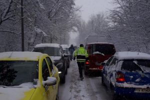 Nicio surpriză: prima zăpadă blochează ieşirile din Suceava