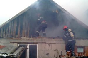 Incendiu nimicitor la o gospodărie din comuna Drăgăneşti: Un scurtcircuit a dus la distrugerea a 20 de tone de plante furajere