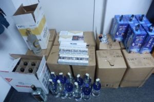 Marfa de contrabanda, descoperita de cainele antitabac Lucky intr-un microbuz