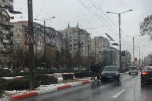 Cu BMW-ul pe contrasens, pe Bd. Republicii, dupa ce a sarit peste bordura