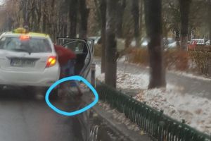 Bufeuri? Un ploiestean a mers descult pana la taxi, prin baltoaca si ger