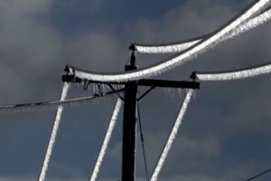 O localitate din Harghita a rămas fără curent electric din cauza zăpezii