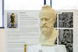 Bustul lui Decebal, în incinta aeroportului din Cluj