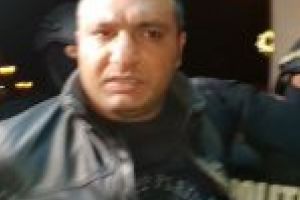 FOTO/VIDEO: Nicolae Drăgoi, suspectul atacului brutal din blocul M 3 din Alba Iulia a fost reţinut şi dus la sediul IPJ Alba