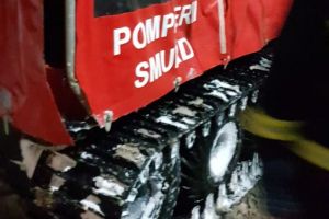 Un locuitor din Holbav, la care ambulanţa nu putea ajunge, a fost salvat cu o şenilată