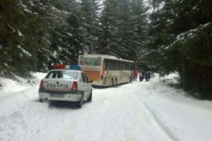 Trei autocare cu copii, ajutate de drumari să treacă Pasul Oituz