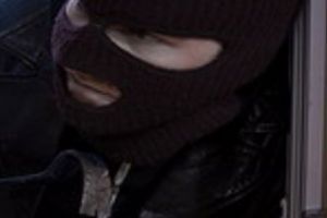 Medic TÂLHĂRIT în propriul cabinet. AGRESORII purtau cagule