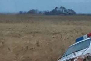 O maşină de poliţie a căzut într-un şant