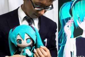 Dragostea chiar e OARBĂ. Un bărbat şi-a OFICIALIZAT relaţia şi s-a CĂSĂTORIT cu o HOLOGRAMĂ