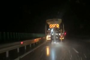 Sute de tone de material antiderapant utilizat. Iarna se simte tot mai mult pe drumuri