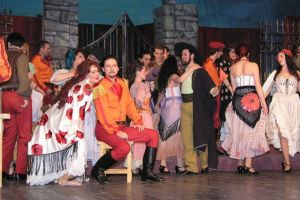 Cosmin Marcovici şi Ana-Maria Donose în spectacolul de operă „Carmen”, pe scena Operei Braşov