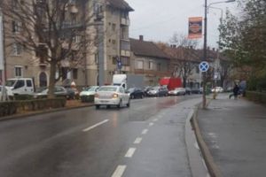 NEWS ALERT/ Tânără LOVITĂ de maşina Poliţiei pe trecerea pentru pietoni