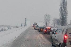 Prima zi de iarnă a dat peste cap circulaţia rutieră pe principalele drumuri din judeţ