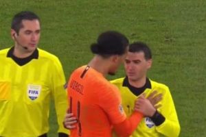 Arbitrul Ovidiu Haţegan a aflat la pauza meciului Germania-Olanda că MAMA SA A MURIT. Românul, ÎN LACRIMI, a fost consolat de un jucător batav