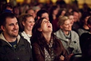 Cel mai RUȘINOS moment din viaţa ei. O CÂNTĂREAȚĂ RENUMITĂ nu s-a mai putut ţine şi A FĂCUT PE EA, în timp ce era pe SCENĂ
