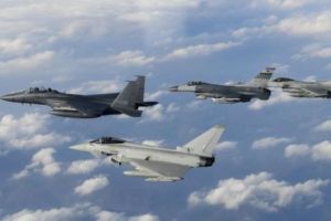 SCANDAL imens în rândul FORŢELOR aeriene BRITANICE de elită. Un PILOT de top, ACUZAT că a jucat în filme pentru adulţi