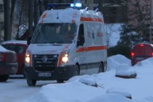 Nu s-a asigurat când a schimbat banda de circulaţie, iar o femeie a fost rănită