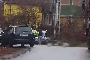 Accident mortal la Tinca. Un fost pădurar din Dumbrăviţa a lovit cu maşina doi arbori şi s-a izbit frontal de un stâlp de curent