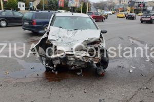 Accident rutier grav la intersectia bulevardele Alexandru Lapusneanu si Tomis din Constanta. Traficul, ingreunat in zona