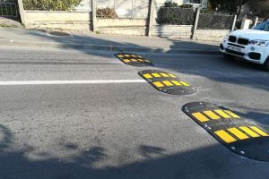 Cadou pentru şoferi – Cea mai abruptă stradă din Cluj, ”împodobită” cu limitatoare