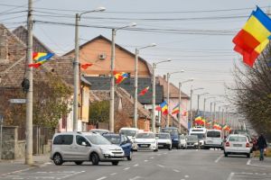 5 mii de steaguri tricolore arborate de Ziua Naţională în Sibiu  pentru Anul Centenarului
