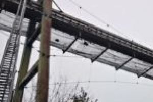 ALERTĂ în centrul Reşiţei! Un bărbat ameninţă că se aruncă de pe funicular!