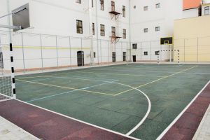 FOTO. Un nou teren de sport modern la o şcoală din municipiul Satu Mare