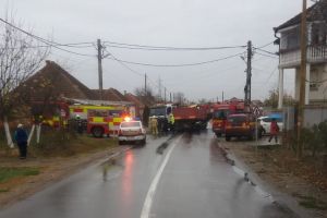 Două TIR-uri s-au ciocnit în Sântandrei. Unul dintre şoferi a ajuns la spital