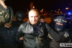 Mandat de ARESTARE preventivă pentru 30 de zile pentru NICOLAE DRAGOI, suspectat de tâlhărirea cu violenţă a unei tinere, în scara unui bloc din Alba Iulia