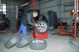 Service-urile auto, asaltate de şoferi pentru schimbarea anvelopelor de iarnă