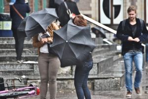 Cod galben de vânt puternic în Sibiu şi câteva localităţi