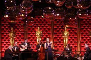 Pink Martini revine la Bucureşti cu o colecţie specială de cântece de iarnă